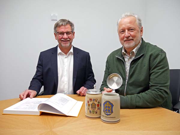 Bild: Bürgermeister Karl-Heinz Fitz und Stadtarchivar Werner Mühlhäußer