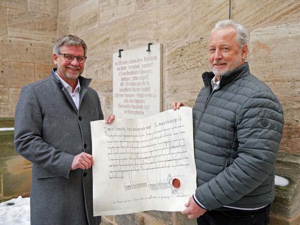 Bild: Erster Bürgermeister Karl-Heinz Fitz und Stadtarchivar Werner Mühlhäußer mit der „Geburtsurkunde“ Gunzenhausens von 823.