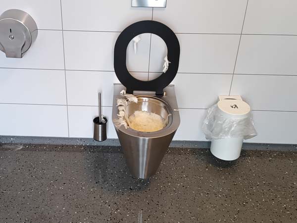 Bild Verdrecktes öffentliches WC in der Stadt Gunzenhausen