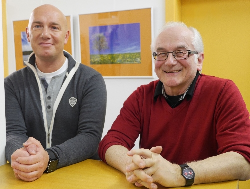 Der Heimatverleger Johann Schrenk hier mit dem Fotografen Mario Baessler, mit dem er gemeinsam Ende 2015 ein Buch über „Altmühlfranken“ veröffentlichen wird.
